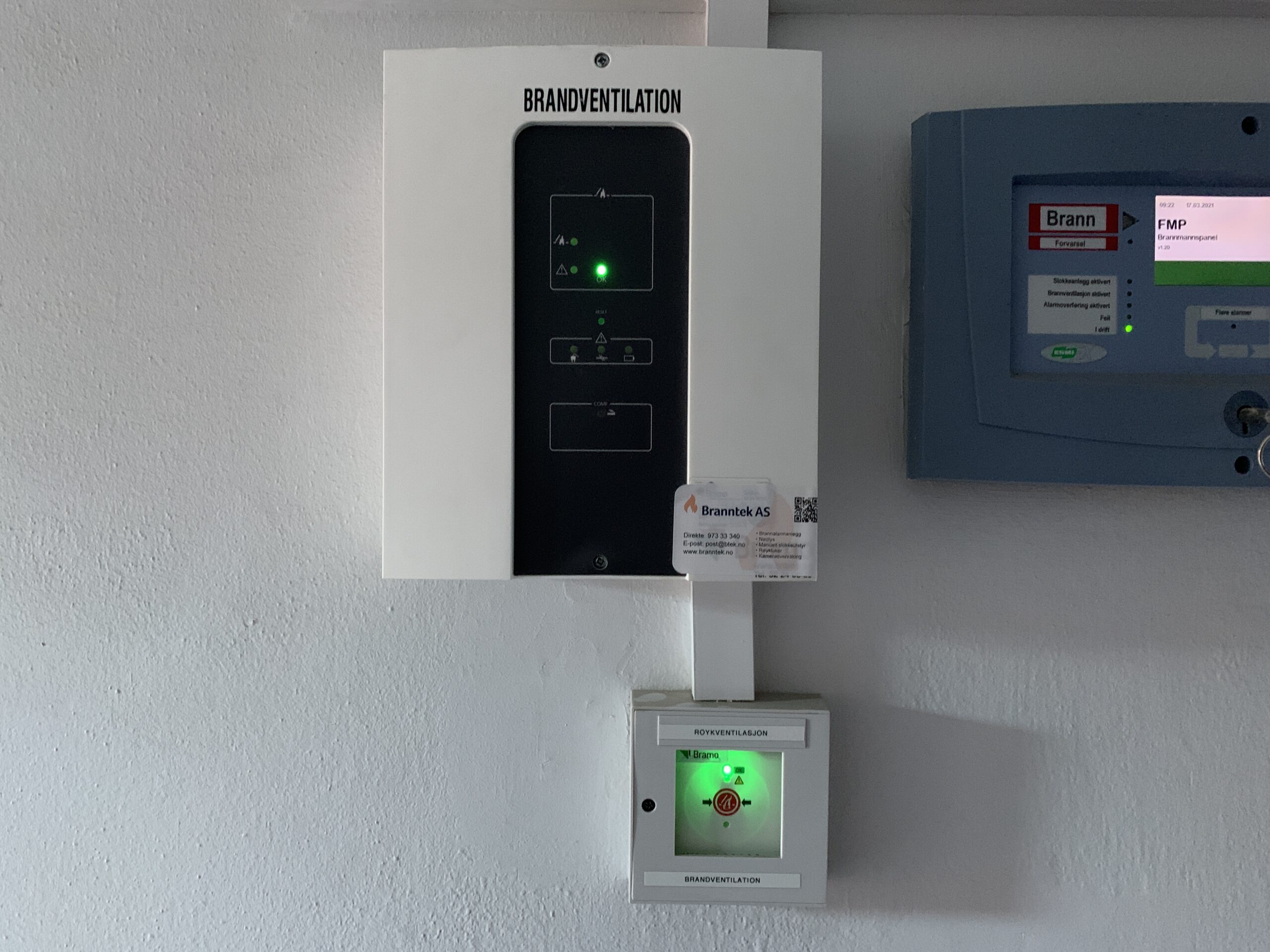 Branntek AS forklarer betydningen av røykluker og brannventilasjon for å lede ut røyk og gasser ved brann, i tråd med forskrift om brannforebygging.