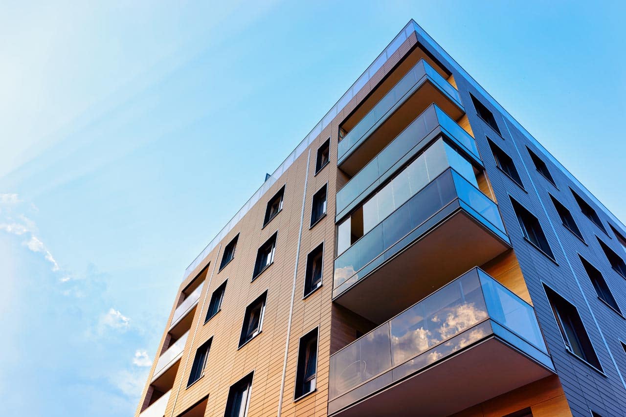 Brannsikkerhet i borettslag og sameier krever riktig oppfølging og sertifiserte kontroller.